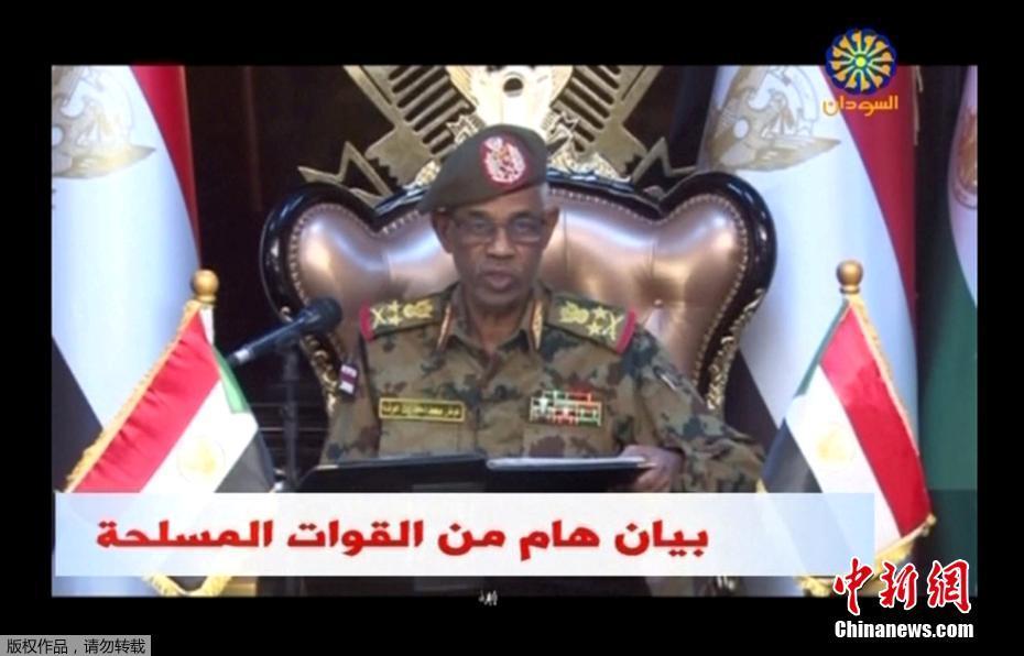 小狗憋尿時走繩勒著憋尿憋到哭小說