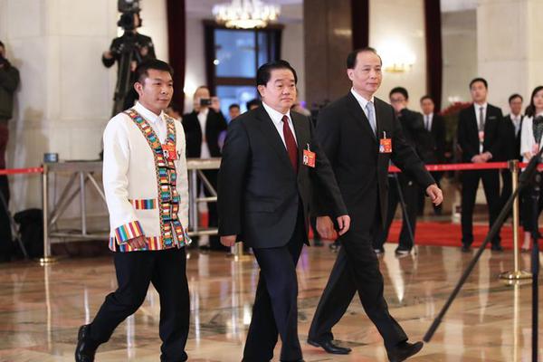 女主被很多男人強(qiáng)取豪奪的小說